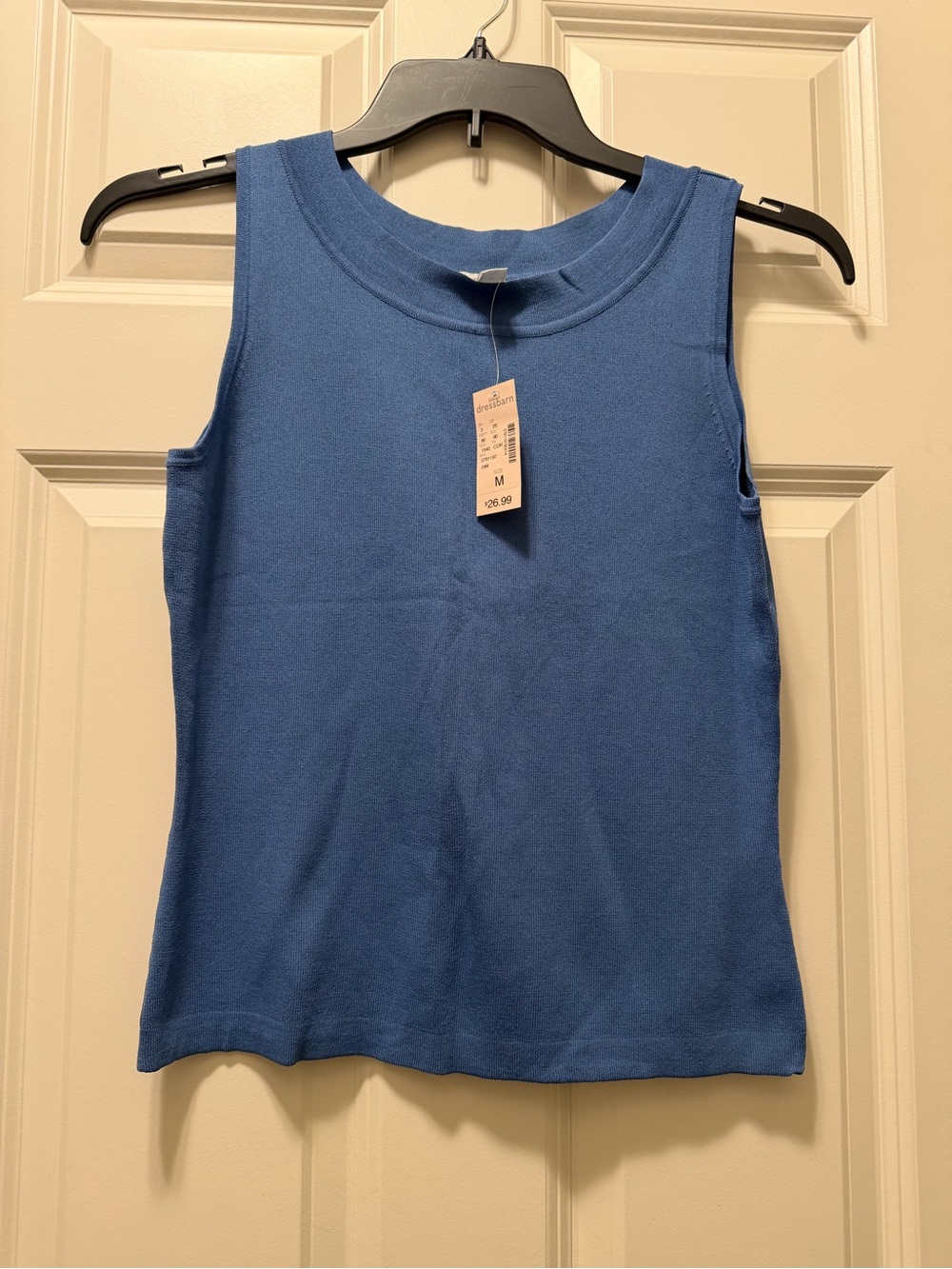 NWT women’s dress barn sleeveless sweater. Size M.